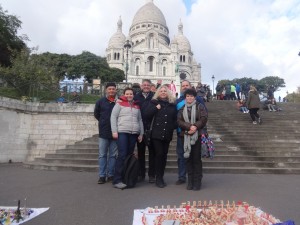 Nauczyciele przed bazyliką Sacré Coeur