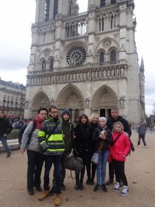Wspólne zdjęcie przed Notre-Dame